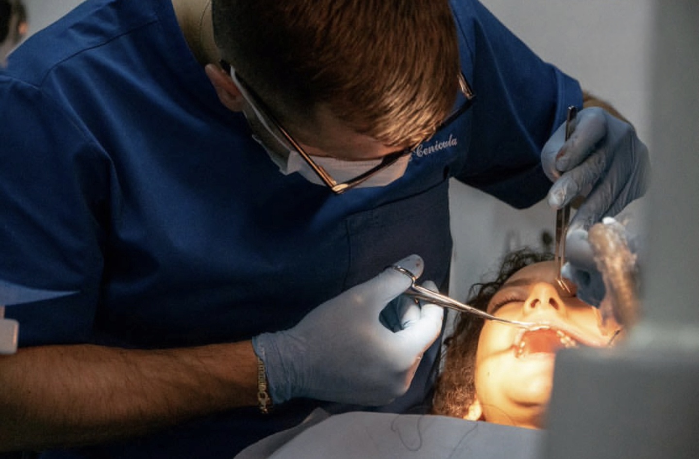 Dott. Ceniccola durante un trattamento